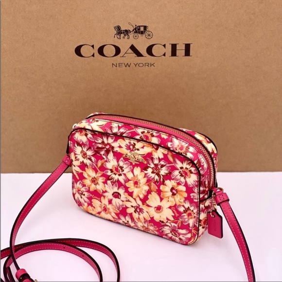 Coach Mini Camera Bag Crossbody Bag
Vintage Daisy Pink - Picture 2 of 12